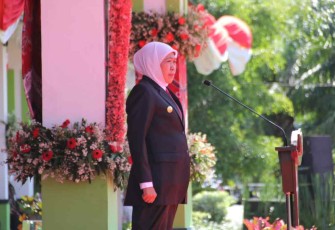 Gubernur Jatim Khofifah Indar Parawansa saat pimpin upacara bendera hari Sumpah Pemuda Ke-94 di Madiun