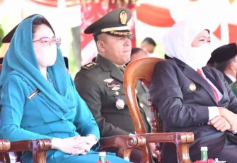 Kasrem 081/DSJ Letkol Inf Yuli Eko Purwanto saat mengikuti upacara bendera hari Sumpah Pemuda Ke-94 di Madiun 