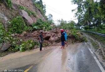 Material longsor menutupi akses jalan Mamuju - Majene