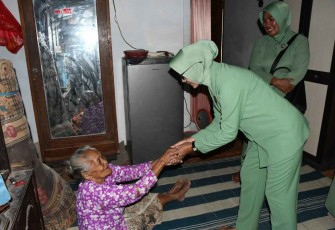 Ketua Persit KCK Cab. XVI Dim Ponorogo kunjungi korban bencana alam