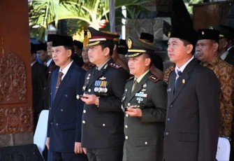 Dandim 0802/Ponorogo Letkol Inf Hirta Juni Adriansyah saat mengikuti upacara bendera hari Sumpah Pemuda 