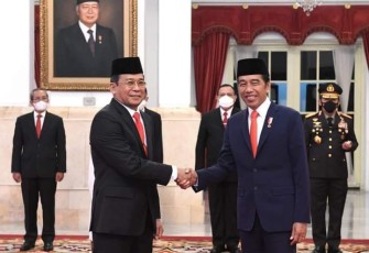 Presiden Joko Widodo bersama Wakil Ketua RI KPK Johanis Tanak