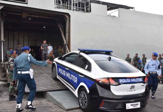 KRI Tanjung Kambani-971 loading kendaraan operasional G20 di Bali