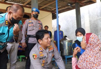 Kapolres Ponorogo AKBP Catur Cahyono Wibowo saat sambangi pengungsi bencana tanah longsor