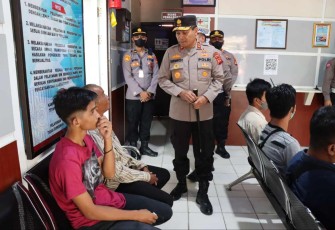 Kapolda Kalbar Irjen Pol Drs Suryanbodo Asmoro saat menyapa pemohon SIM di Satpas SIM Polres Landak 