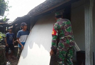 Gotong royong bersama masyarakat binaannya