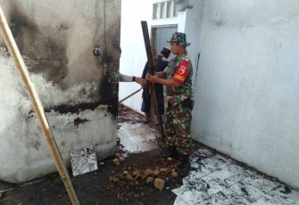 Bersihkan puing pasca kebakaran rumah warga binaan
