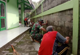Gotong royong bersihkan lingkungan masjid