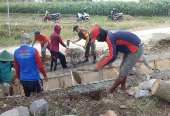 Gotong-royong bangun saluran irigasi desa binaan