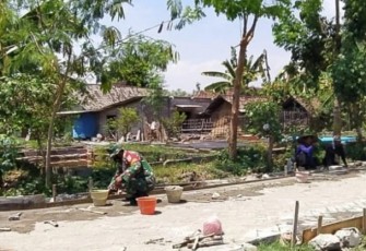 Pasang paving block jalan di wilayah desa binaan