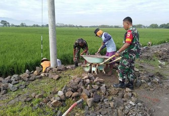 Gotong-royong bangun talud irigasi 