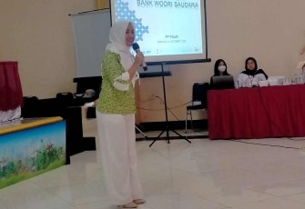 Rini narasumber Bank Woori Saudara 1906 Tbk saat memberikan sosialisasi 