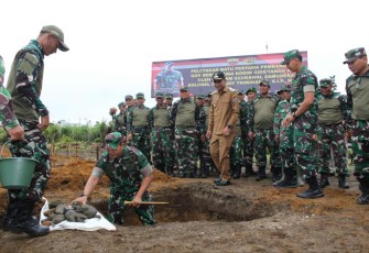 Danrem 023 KS Kolonel Inf Dodi Triwinarto saat peletakan batu pertama 