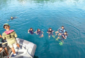 Latihan menyelam prajurit KRI Teluk Lada-521