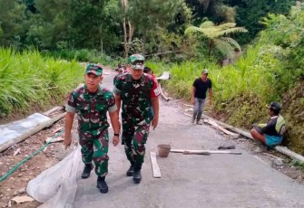 Danrem 081/DSJ Kolonel Inf Deni Rejeki saat meninjau TMMD Ke-115 Kodim 0807/Tulungagung 