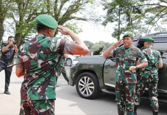 Dandim 0906/Kkr Letkol Inf Jeffry Satria saat menyambut Pangdam VI Mulawarman Mayjen TNI Tri Budi Utomo 