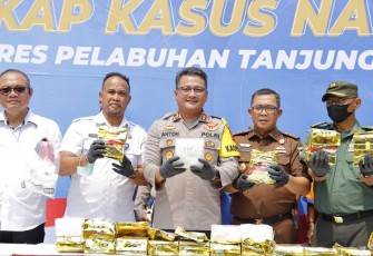 Kapolres Tanjung Perak AKBP Anton Elfrino Trisanto saat konferensi pers 