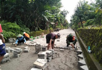 Pasang paving block bersama warga binaan