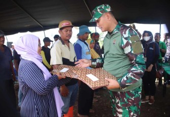 Pangdam III/Slw Mayjen TNI Kunto Arief Wibowo saat memberikan bantuan sosial