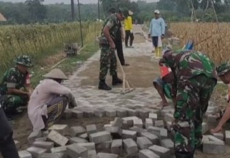 Kerja bakti pavingisasi jalan desa binaan