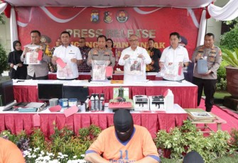 Kapolda Jatim Irjen Pol Toni Harmanto saat konferensi pers uang palsu