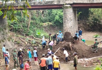 Bersihkan aliran Sungai bersama warga