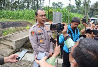 Kapolres Malang AKBP Putu Kholis Aryana saat memberikan keterangan pers 