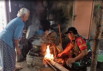 Sisi lain seorang Babinsa saat masuk dapur Warga