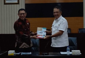 M Trenggono saat menerima cenderamata mata Wakil Ketua KPI Pusat dari 