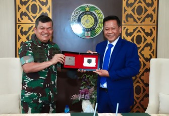 Pangdam I/BB Mayjen TNI Achmad Daniel Chardin menerima cenderamata dari Rektor USU Medan Dr Muryanto Amin