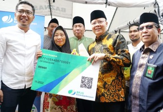 Gubernur Bengkulu Rohidin Mersyah salurkan bantuan ke kaum dhuafa