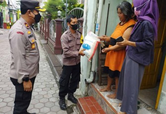 Bantuan sembako bagi warga kurang mampu 