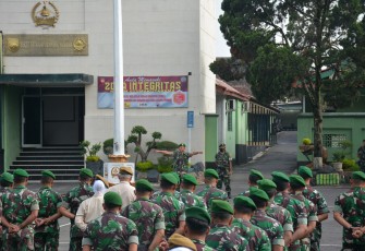 Kasiter Korem 073/Mkt saat mengambil apel di Makorem 073/Mkt