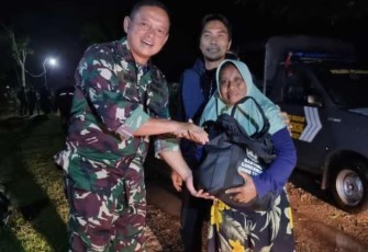 Dandim 0803/Madiun Letkol Inf Meina Helmi saat memberikan bantuan korban angin puting beliung 