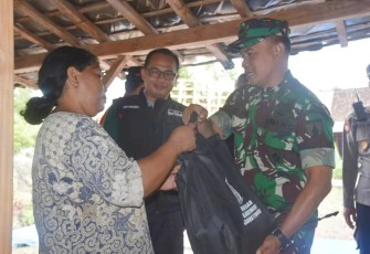 Danrem 081/DSJ Kolonel Inf Deni Rejeki memberikan bantuan korban bencana alam