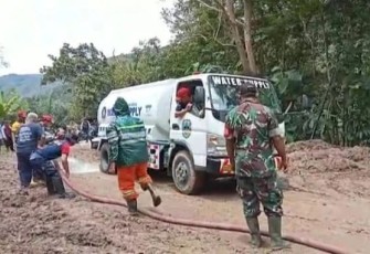 Bersihkan material longsor bersama masyarakat 
