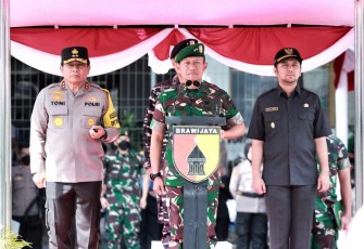 Kapolda Jatim Irjen Pol Toni Harmanto saat apel gabungan KTT G20 di Pelabuhan Tanjungwangi