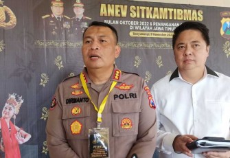 Kabid Humas Polda Jatim Kombes Pol Dirmanto saat memberikan keterangan pers terkait penangkapan pelaku Pembuat Video Mesum Kebaya Merah