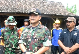 Dandim 0803/Madiun Letkol Inf Meina Helmi saat memberikan keterangan pers di lokasi bencana puting beliung 