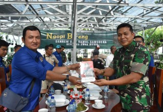 Danrem 023/KS Kol Inf Dodi Triwinarto saat memberikan buku Loper Koran Jadi Jenderal 