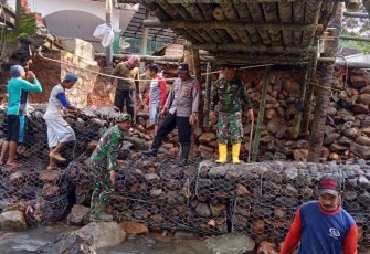 Pemasangan Bronjong penahan tebing jembatan 