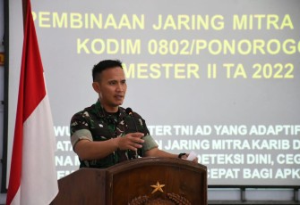 Dandim 0802/Ponorogo Letkol Inf Hirta Juni Adriansyah saat memberikan pengarahan 