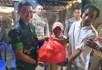 Dandim 0801/Pacitan Letkol Kav Ibnu Khazim saat memberikan bantuan sembako warga