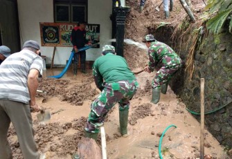 Bersihkan material longsor di rumah warga binaan