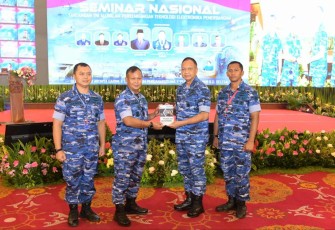 Dandepohar 20 Kolonel Lek Agus Himawan saat menyerahkan buku Teknologi Avionik ke Kasau di Jakarta 
