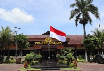 Bendera setengah tiang di Polres Malang
