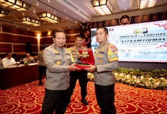 Kapolres Bojonegoro AKBP Muhammad saat menerima trophy 