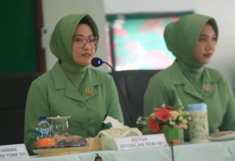 Ketua Persit Koorcab Rem 081 PD V/Brawijaya Ny Elsye Deni Rejeki saat memberikan pengarahan di Yonif 511/DY