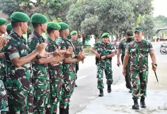 Danrem 081/DSJ Kolonel Inf Deni Rejeki saat sambangi prajuritnya di Yonif 511/DY