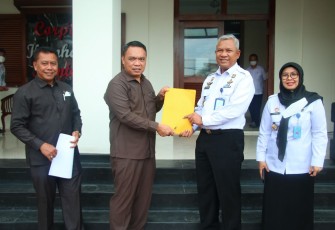 Tejo Harwanto saat menerima cenderamata Komisi I DRPD Kabupaten Tangerang 